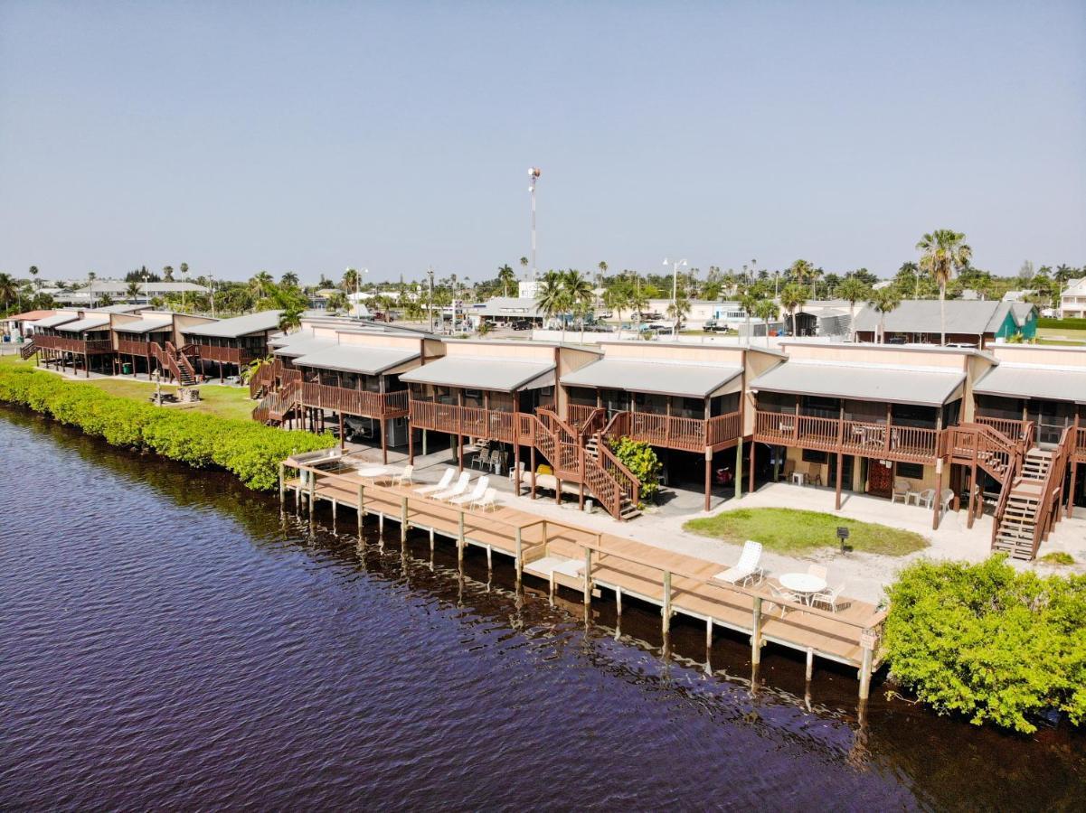 River Wilderness Waterfront Cabins เอเวอร์เกลดส์ซิตี้ ภายนอก รูปภาพ