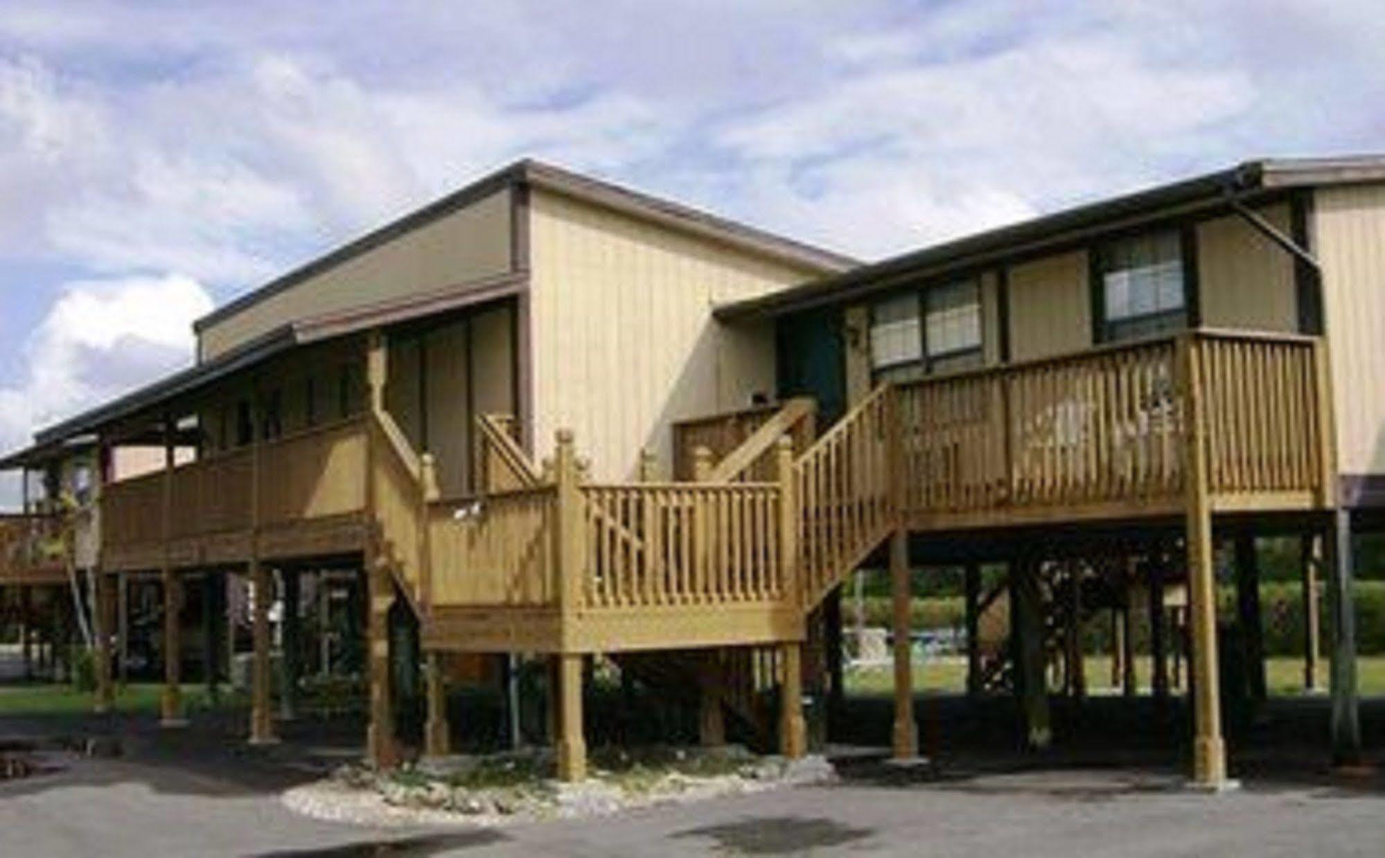 River Wilderness Waterfront Cabins เอเวอร์เกลดส์ซิตี้ ภายนอก รูปภาพ