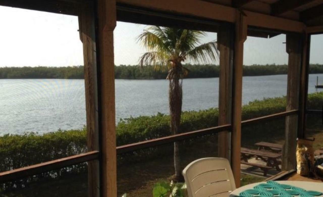 River Wilderness Waterfront Cabins เอเวอร์เกลดส์ซิตี้ ภายนอก รูปภาพ