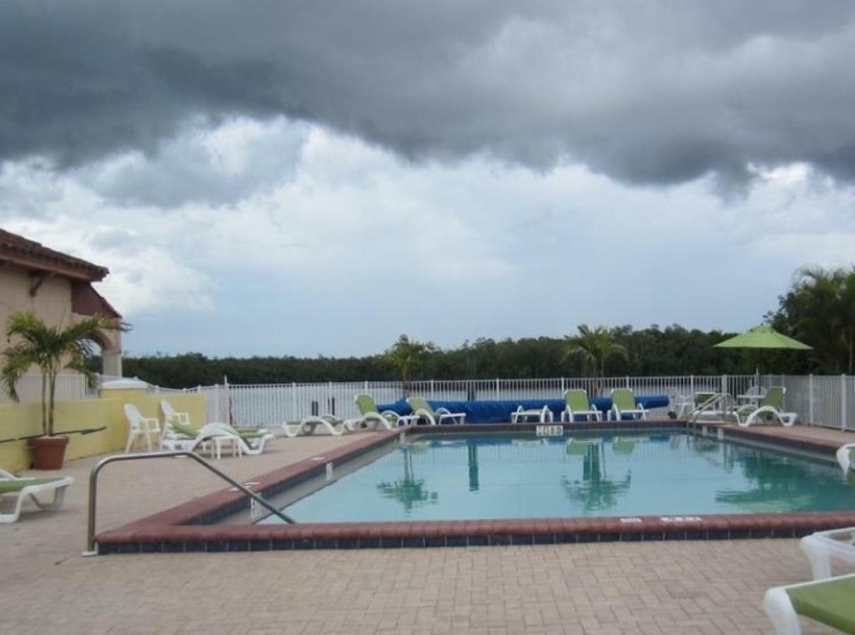 River Wilderness Waterfront Cabins เอเวอร์เกลดส์ซิตี้ ภายนอก รูปภาพ