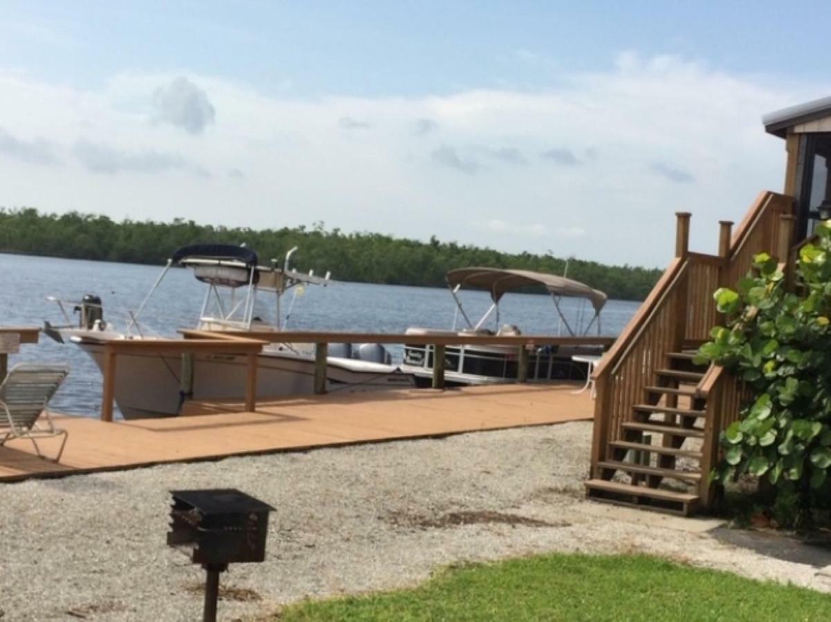River Wilderness Waterfront Cabins เอเวอร์เกลดส์ซิตี้ ภายนอก รูปภาพ